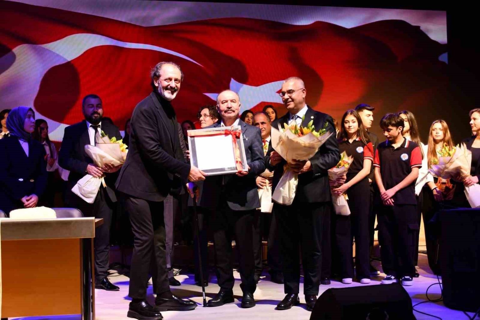 yucel-arzen-ogrencilerle-birlikte-sahne-aldi