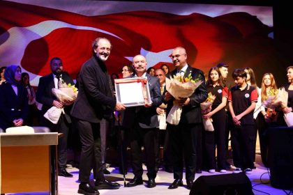 yucel-arzen-ogrencilerle-birlikte-sahne-aldi