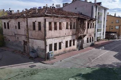 zamana-direnen-asirlik-konaklar-restore-edilerek-turizme-kazandirilmayi-bekliyor
