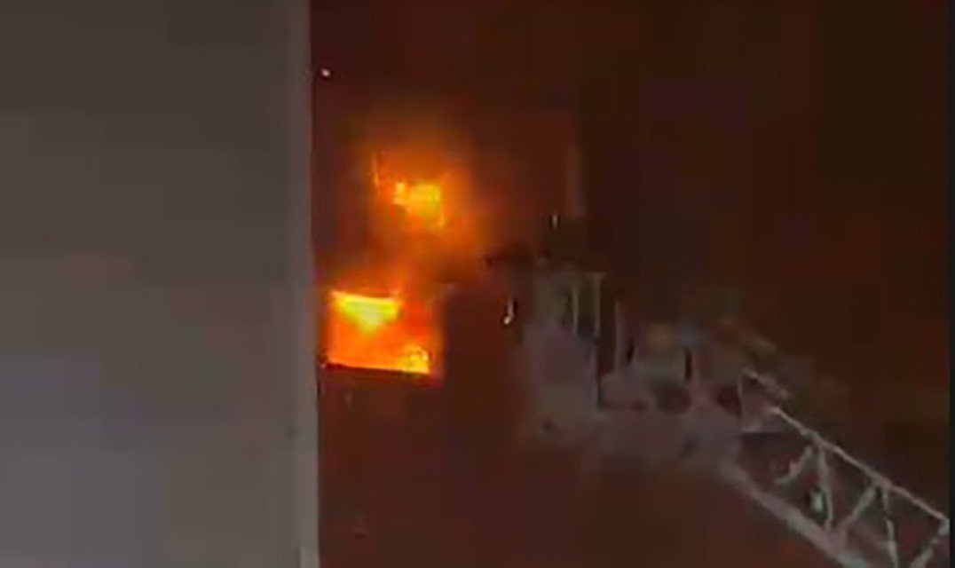 4-katli-mobilya-deposunda-yangin-urunler-kullanilamaz-hale-geldi