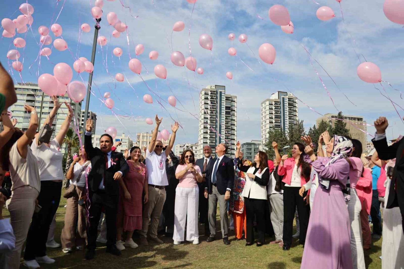 adanada-gokyuzune-yuzlerce-pembe-balon-birakildi