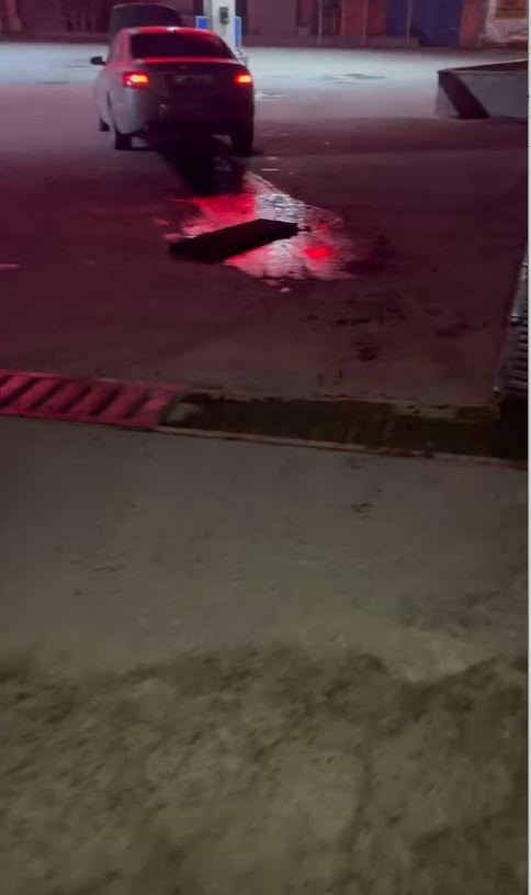 akaryakit-istasyonu-girisinde-ilginc-kaza-yerinden-cikan-mazgal-otomobilin-motor-kismina-carpti