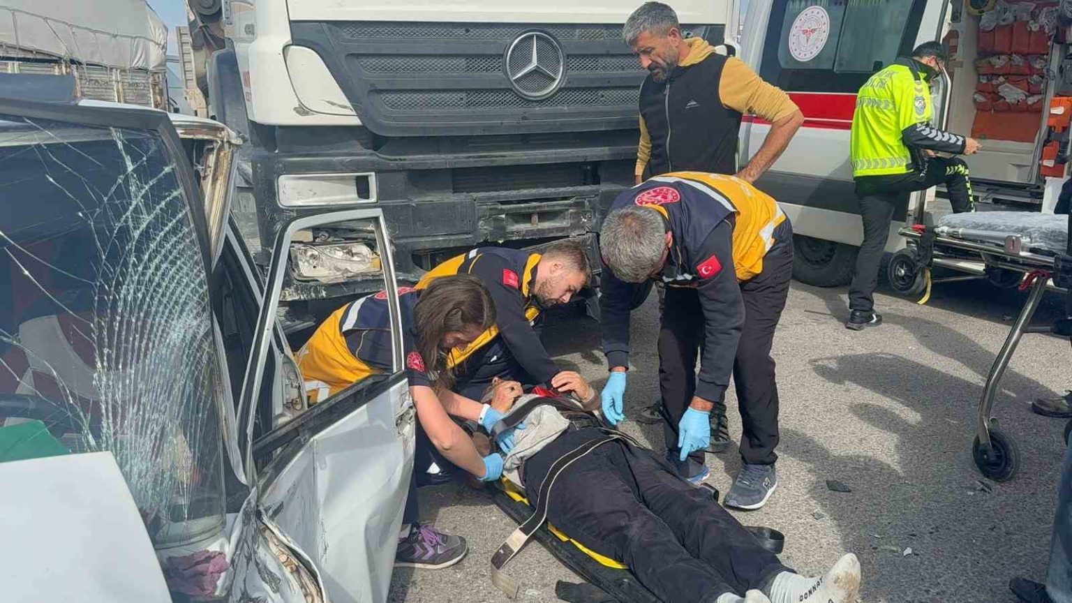 aksarayda-otomobil-ile-tir-carpisti-1-agir-yarali