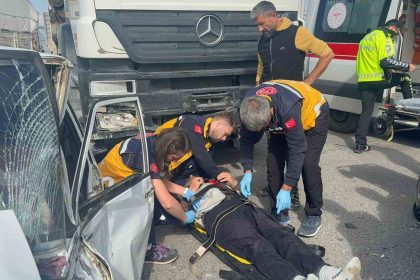 aksarayda-otomobil-ile-tir-carpisti-1-agir-yarali