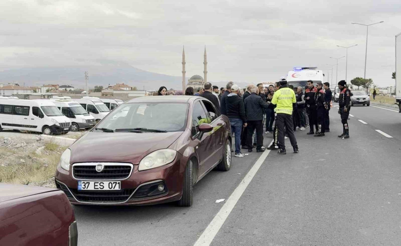 aksarayda-polis-cenazesi-sirasinda-konvoya-saldiri-4-yarali