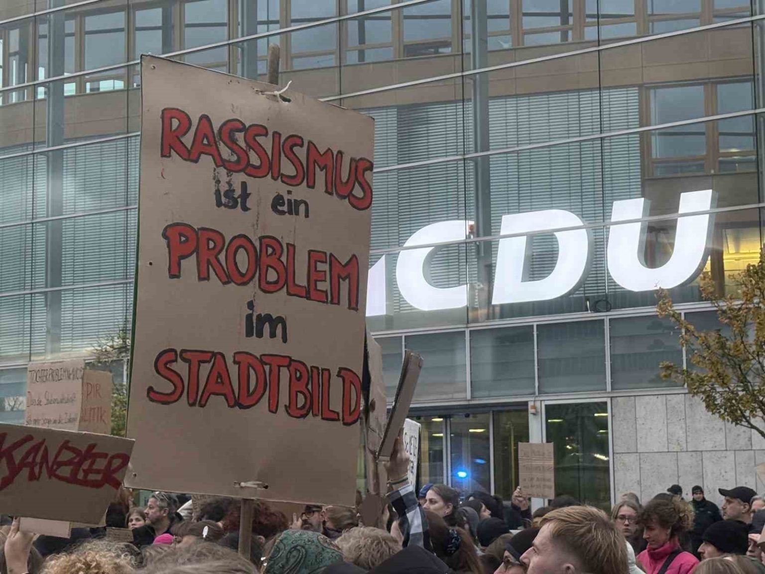 almanya-basbakani-merz-partisinin-genel-merkezi-onunde-binlerce-kisi-tarafindan-protesto-edildi