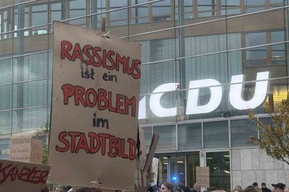 almanya-basbakani-merz-partisinin-genel-merkezi-onunde-binlerce-kisi-tarafindan-protesto-edildi