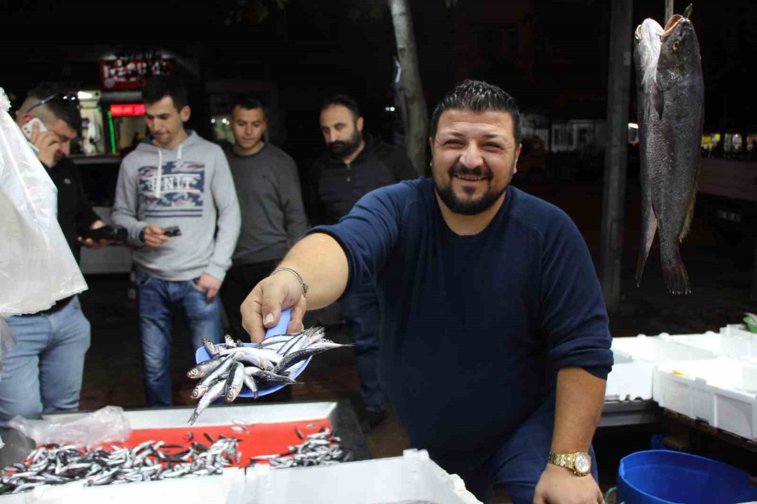 amasyada-balikci-ile-kasabin-esprili-indirim-kapismasi-vatandasa-yaradi