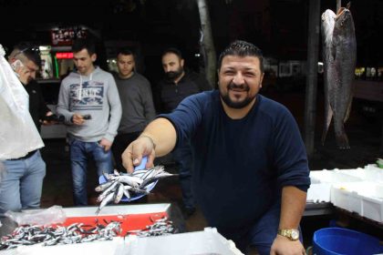 amasyada-balikci-ile-kasabin-esprili-indirim-kapismasi-vatandasa-yaradi