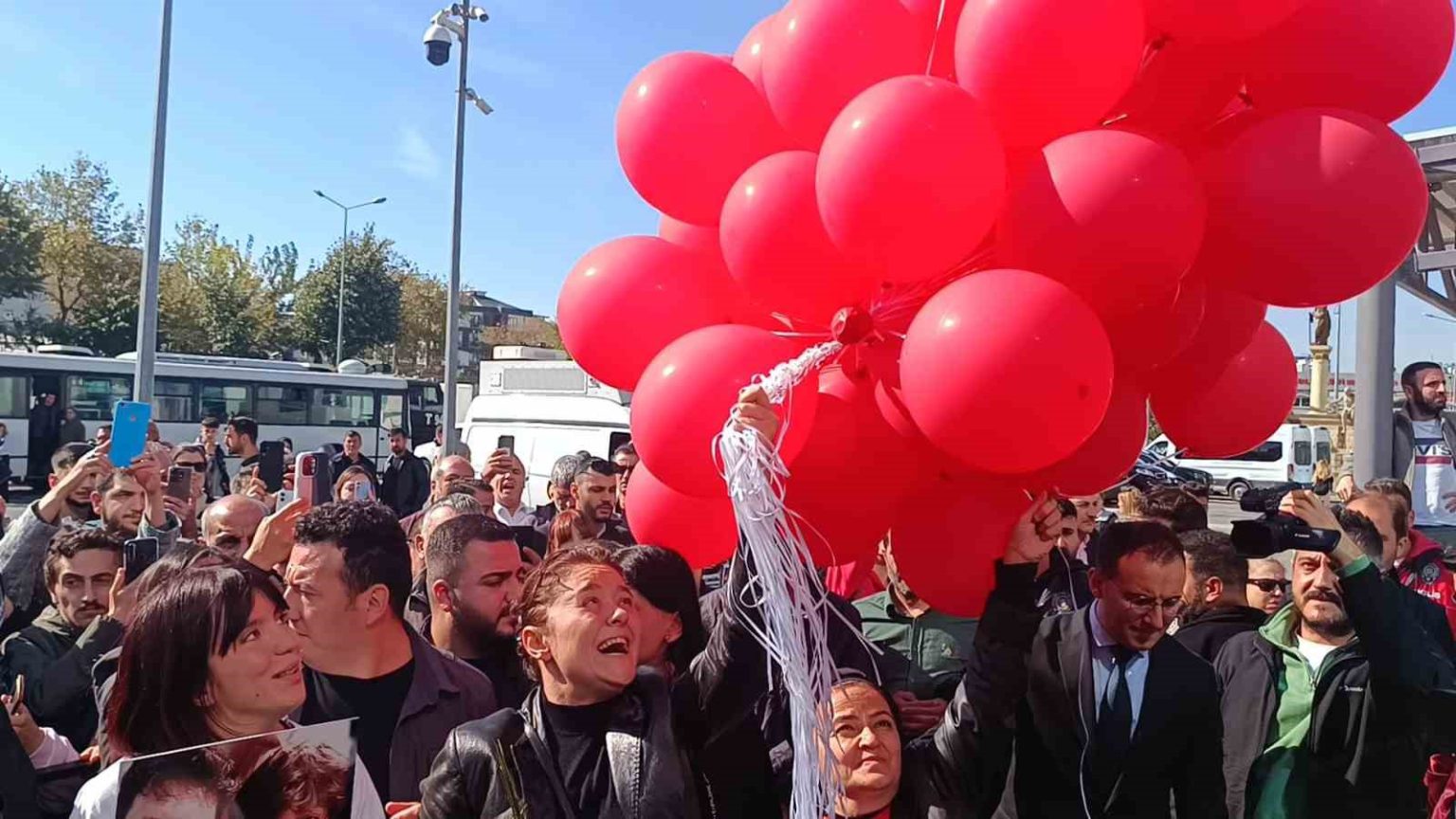 anne-yasemin-minguzzi-destek-icin-adliyeye-gelen-vatandaslarla-kucaklasti