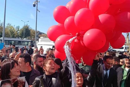 anne-yasemin-minguzzi-destek-icin-adliyeye-gelen-vatandaslarla-kucaklasti