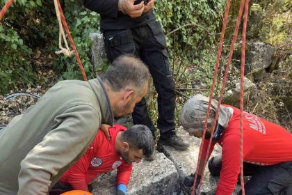 antalyada-su-kuyusu-ve-sarniclarda-cop-topladilar