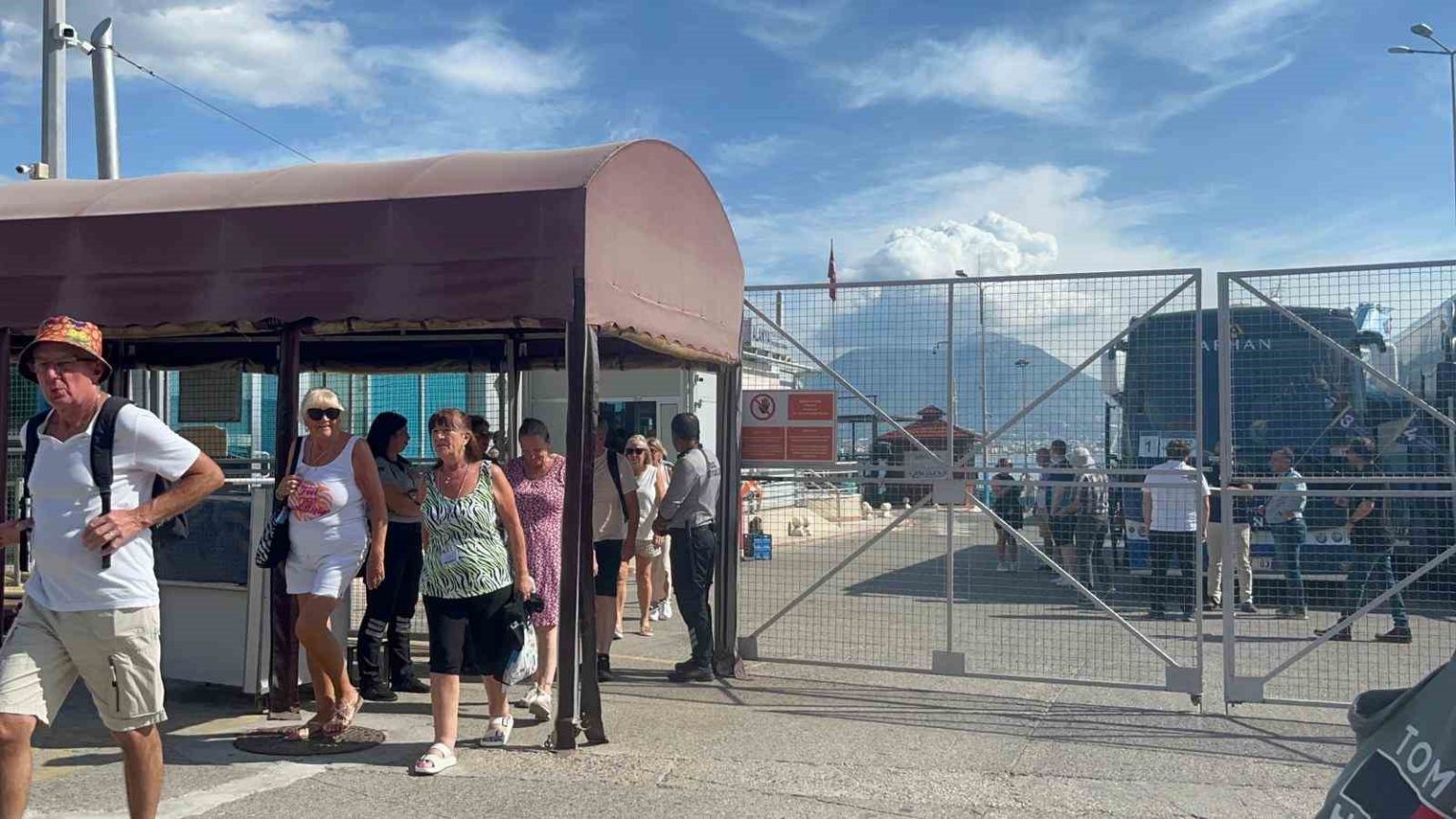 antalyaya-turist-akini-devam-ediyor-ingiliz-turistleri-tasiyan-luks-kruvaziyer-alanyaya-demirledi