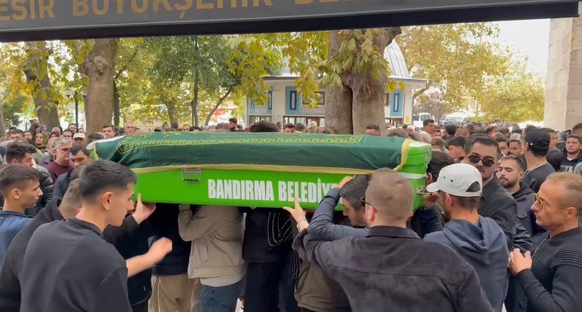 antrenmanda-kalp-krizi-gecirip-hayatini-kaybeden-kaleci-topraga-verildi