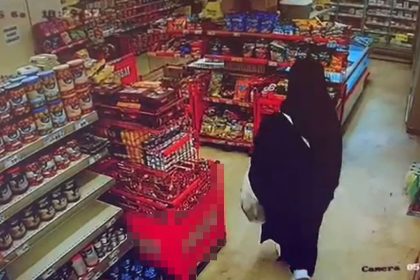 arnavutkoyde-kadin-kiligina-giren-cocuk-hirsiz-kamerada