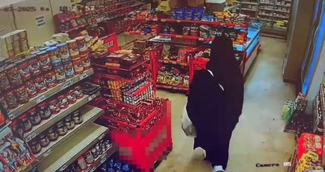 arnavutkoyde-kadin-kiligina-giren-cocuk-hirsiz-kamerada