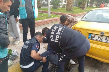 ayagi-mazgala-sikisan-sahsi-itfaiye-ekipleri-kurtardi