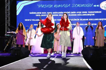 babadagin-dokuma-kulturu-dostek-kolejinin-tasarimlariyla-sahneye-tasindi