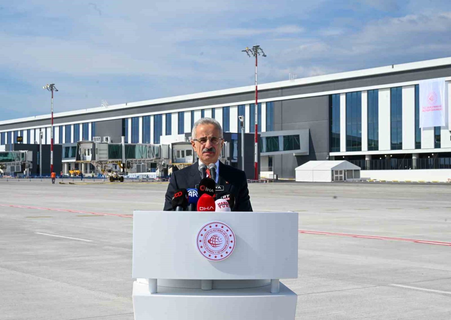bakan-uraloglu-yeni-kulemiz-sadece-bir-hava-trafik-binasi-degil-ayni-zamanda-antalyanin-simgelerinden-biri-olacak
