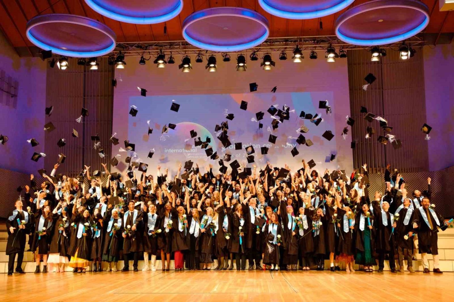 bau-global-agindaki-berlin-international-universitesinde-mezuniyet-coskusu