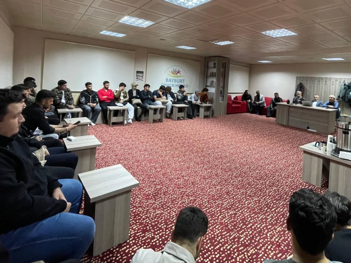 bayburtta-universite-ogrencilerine-dogu-turkistandaki-zulum-anlatildi