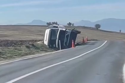 beypilicin-yem-kamyonu-devrildi