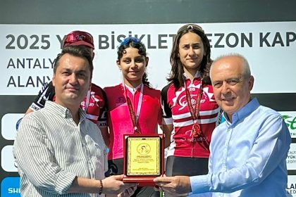 bisikletin-altin-kizi-buse-sezonu-zirvede-tamamladi