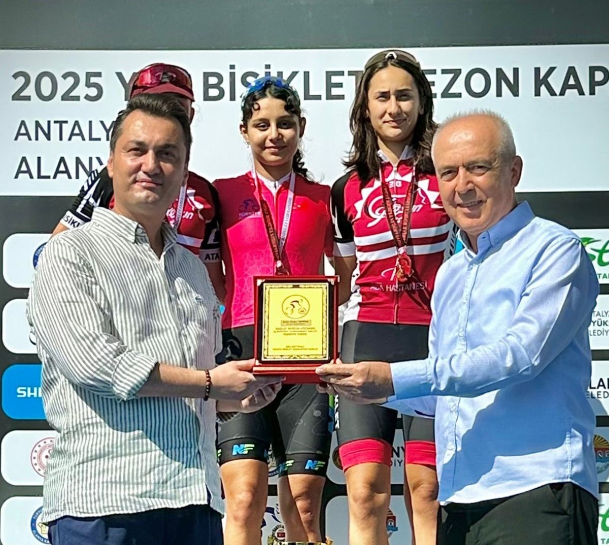 bisikletin-altin-kizi-buse-sezonu-zirvede-tamamladi