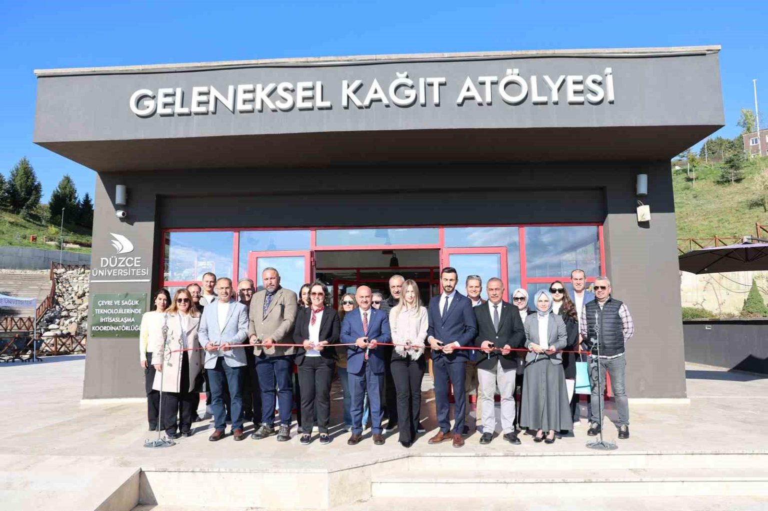botanik-bahcenin-cicekleri-sergisi-begeniye-sunuldu
