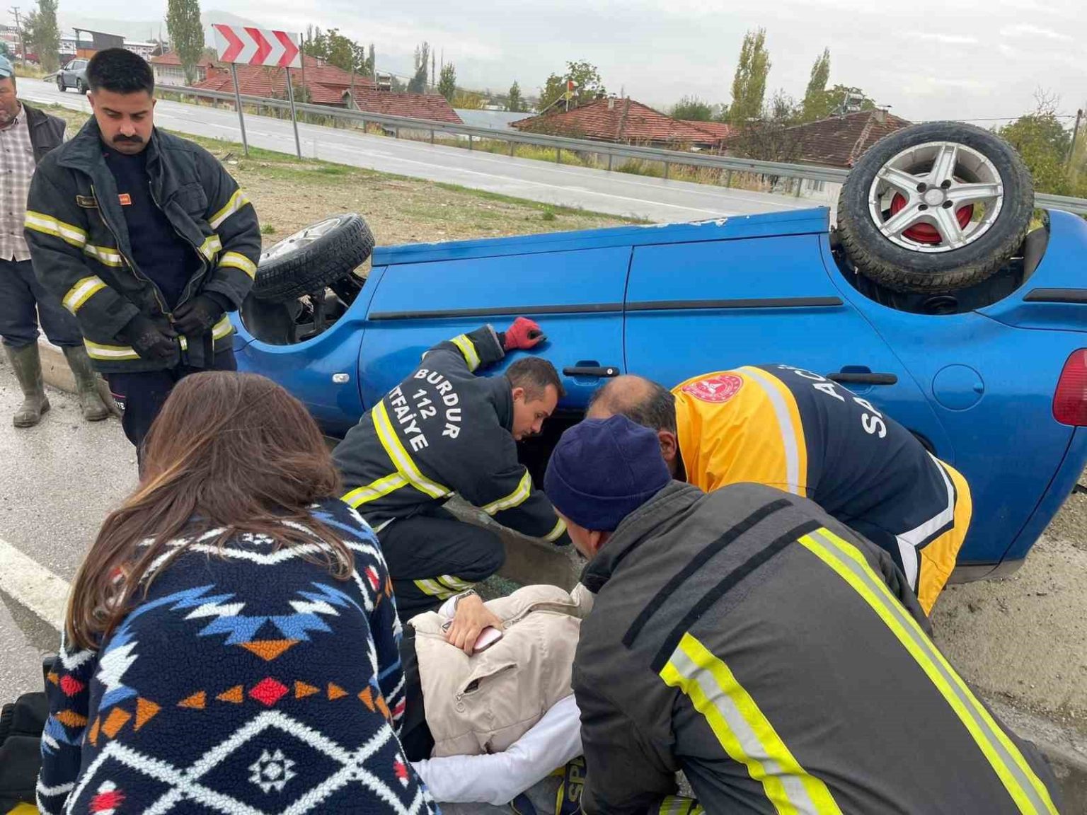 burdurda-otomobil-devrildi-sikisan-surucuyu-itfaiye-kurtardi