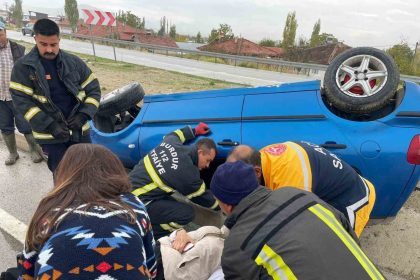 burdurda-otomobil-devrildi-sikisan-surucuyu-itfaiye-kurtardi