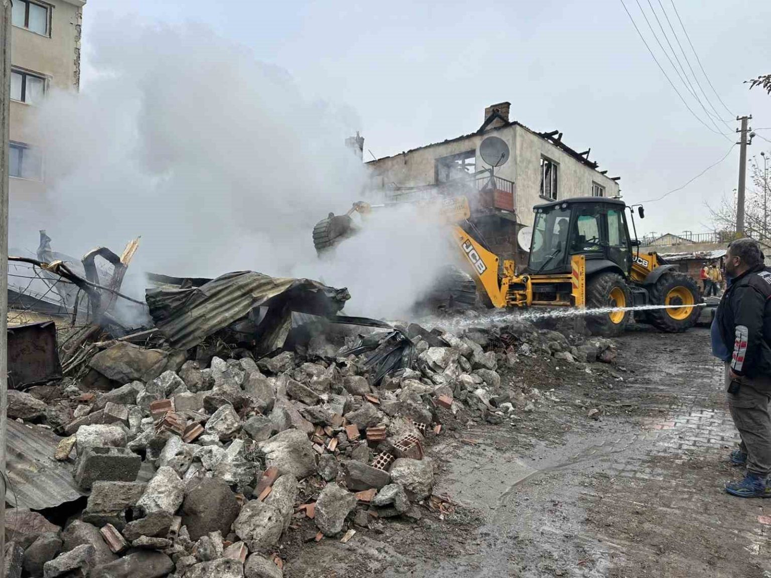 cankirida-cikan-yanginda-4-yapi-ve-1-arac-zarar-gordu