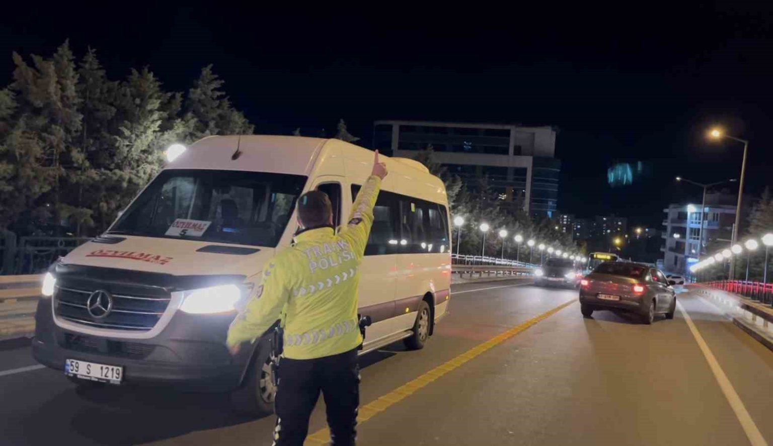 corluda-alkollu-kadin-surucu-kaza-yapti-trafik-felc-oldu