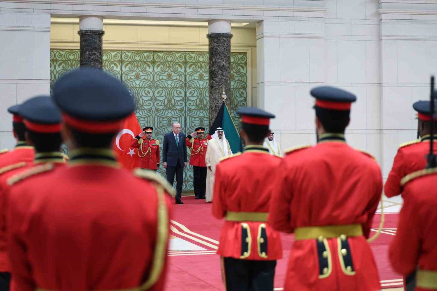 cumhurbaskani-erdogan-kuveytte-resmi-torenle-karsilandi