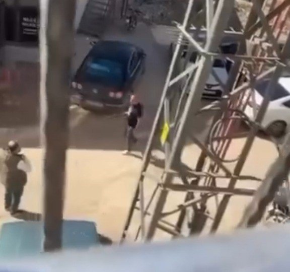 elindeki-tufekle-kim-hirsiz-diye-bagirip-havaya-ates-acti