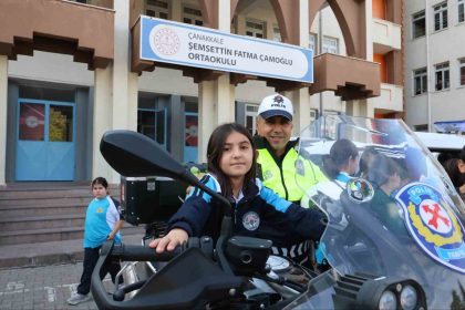 emniyet-ekiplerinden-ogrencilere-akran-zorbaligi-ve-siber-suclar-bilgilendirmesi