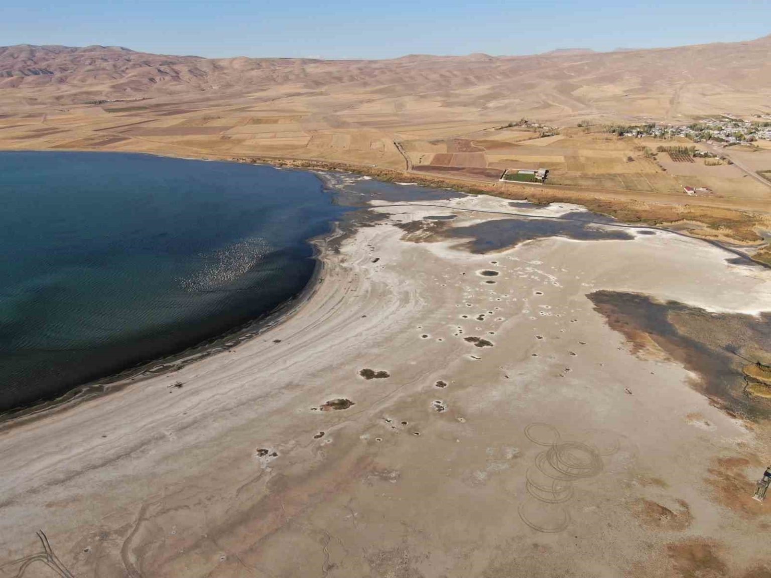 ercek-golunde-su-seviyesi-gozle-gorulur-sekilde-azaldi