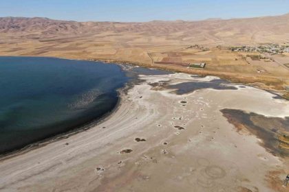 ercek-golunde-su-seviyesi-gozle-gorulur-sekilde-azaldi