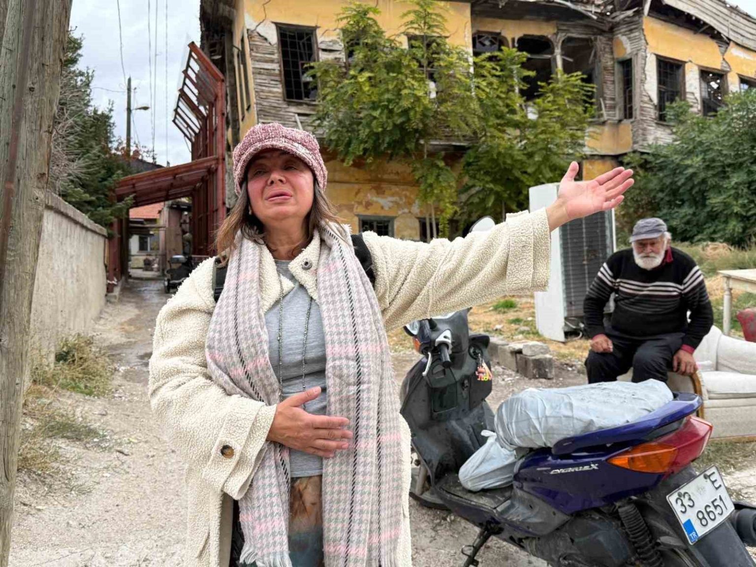 ev-sahibiyle-kiracinin-copluge-donmus-bahce-kavgasi