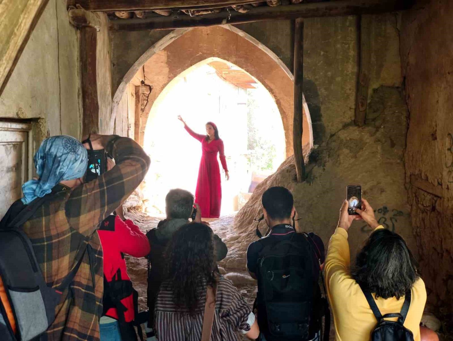 fotograf-sanatcilarinin-odagindaki-cemisgezekte-kulturel-bulusma
