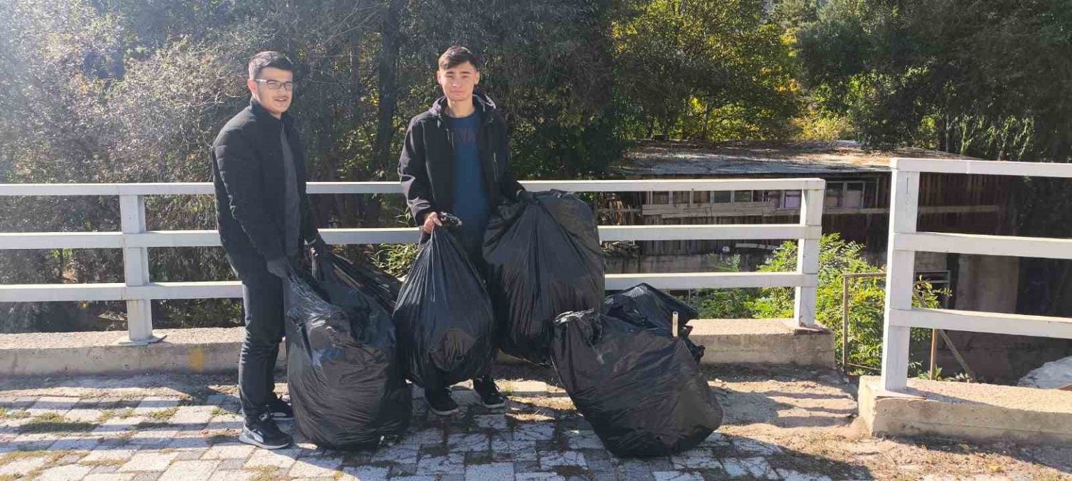 gumushanede-universite-ogrencileri-harsit-cayini-coplerden-arindirdi