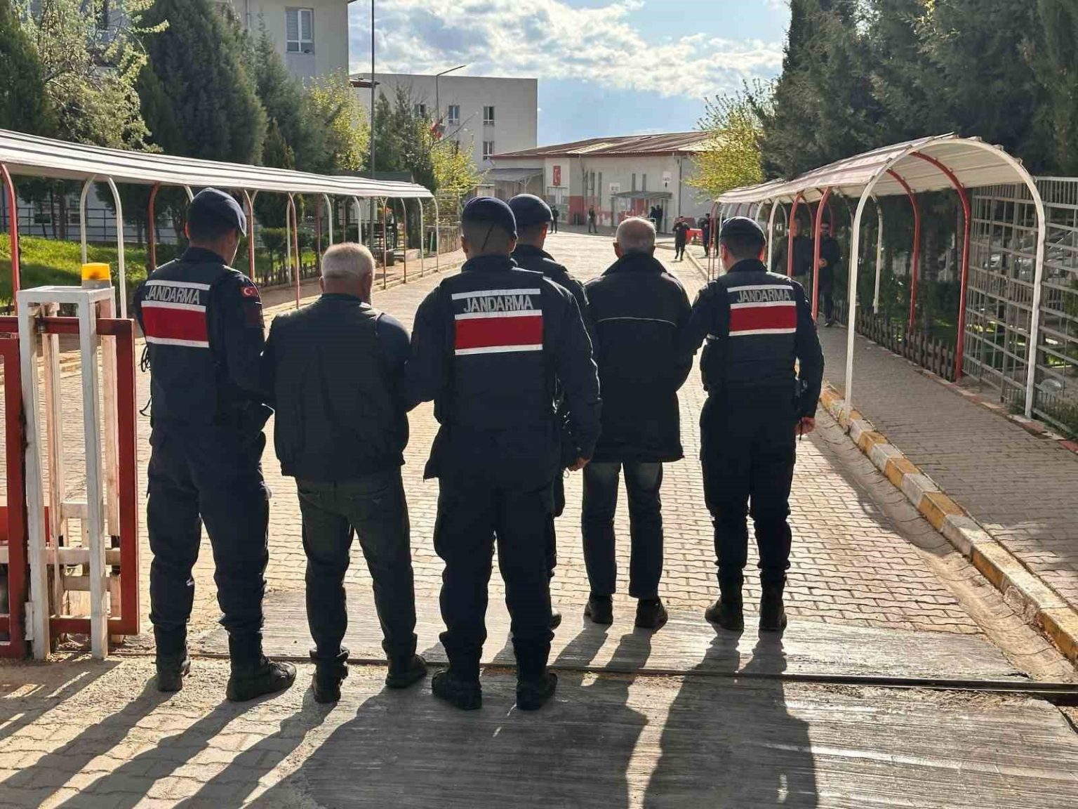 husumetlilerini-bicakla-yaralayan-3-sahsi-jandarma-yakaladi