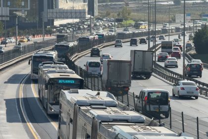istanbulda-iki-metrobus-carpisti-1-yarali