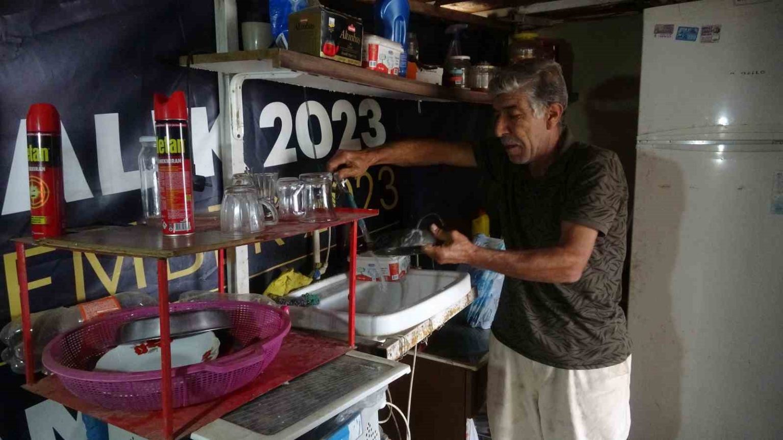 iyiligi-hayatini-altust-etti-hem-yarim-milyon-lira-borclandi-hem-de-evden-kovuldu