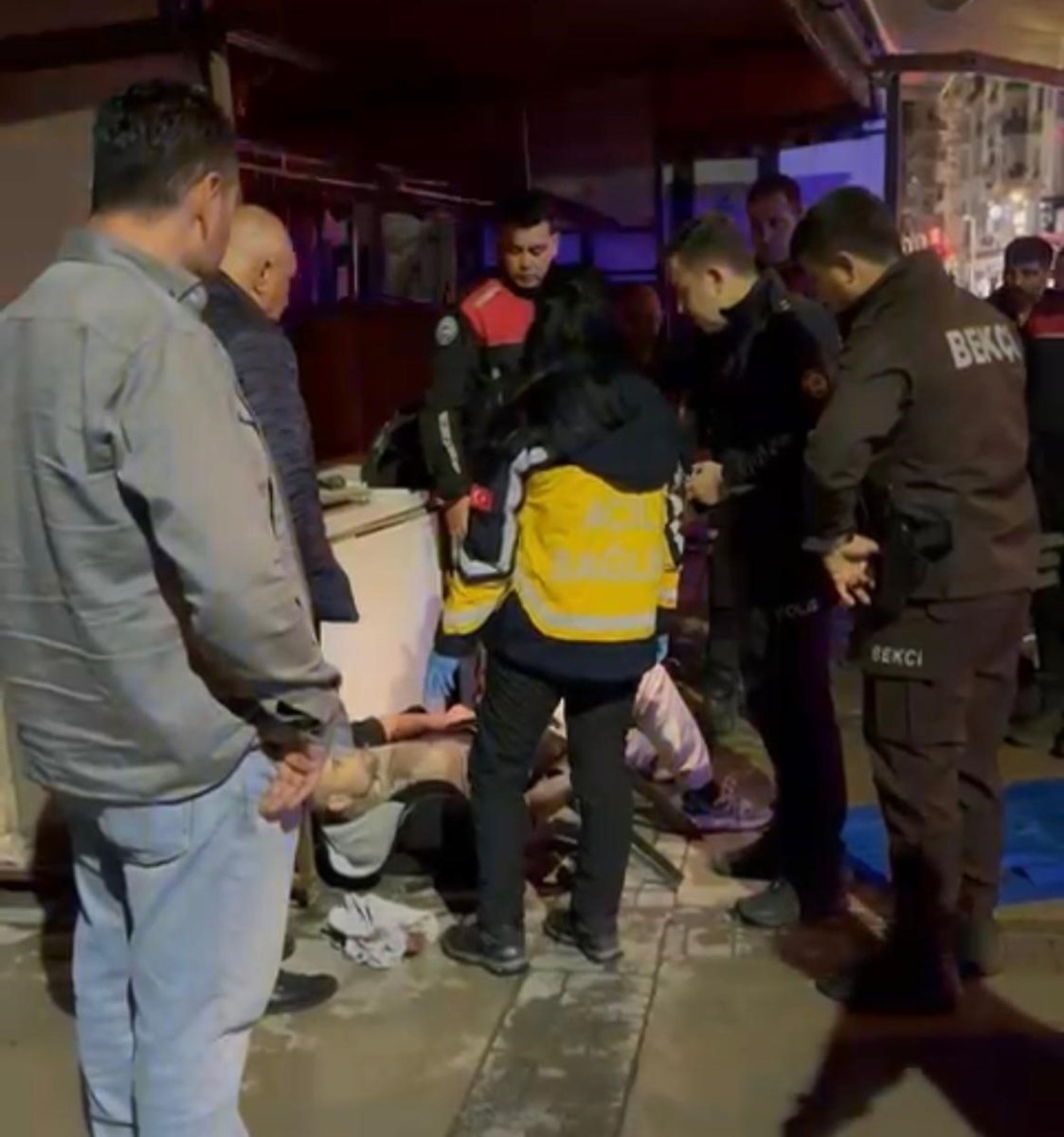 izmirde-parkta-kanli-tartisma-5-yerinden-bicaklandi