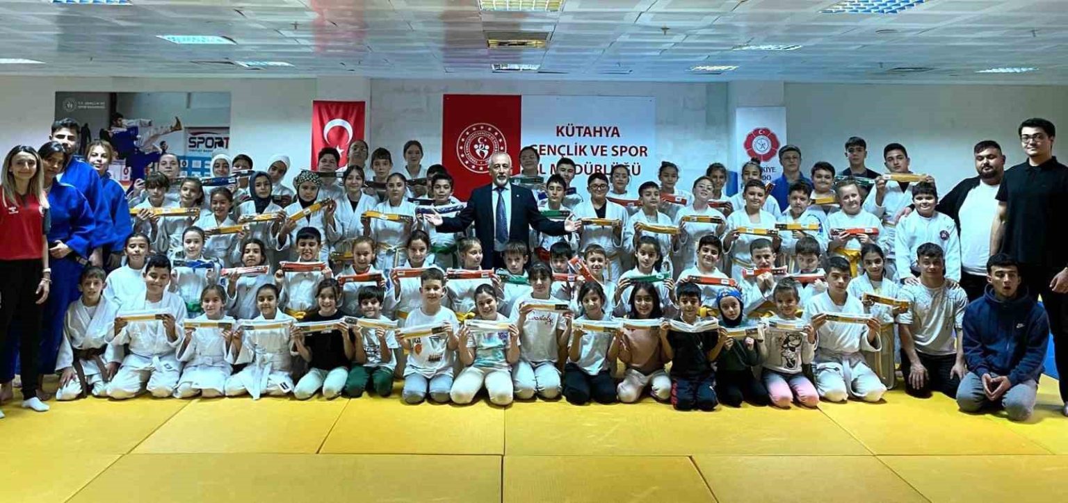 judoda-terfi-heyecani-100-sporcu-bir-ust-kemere-yukseldi