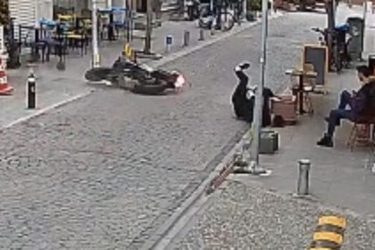 kediye-carpmamaya-calisirken-motosikleti-deviren-kasksiz-surucu-agir-yaralandi