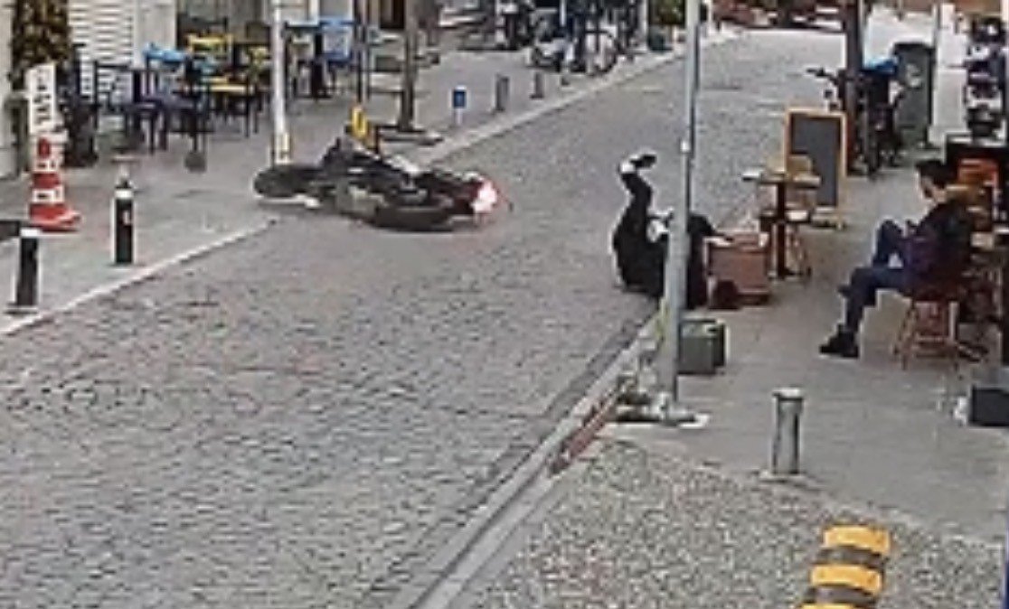 kediye-carpmamaya-calisirken-motosikleti-deviren-kasksiz-surucu-agir-yaralandi