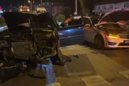 kirmizi-isikta-bekleyen-araca-carpti-otomobilinden-inerek-kosarak-kacti