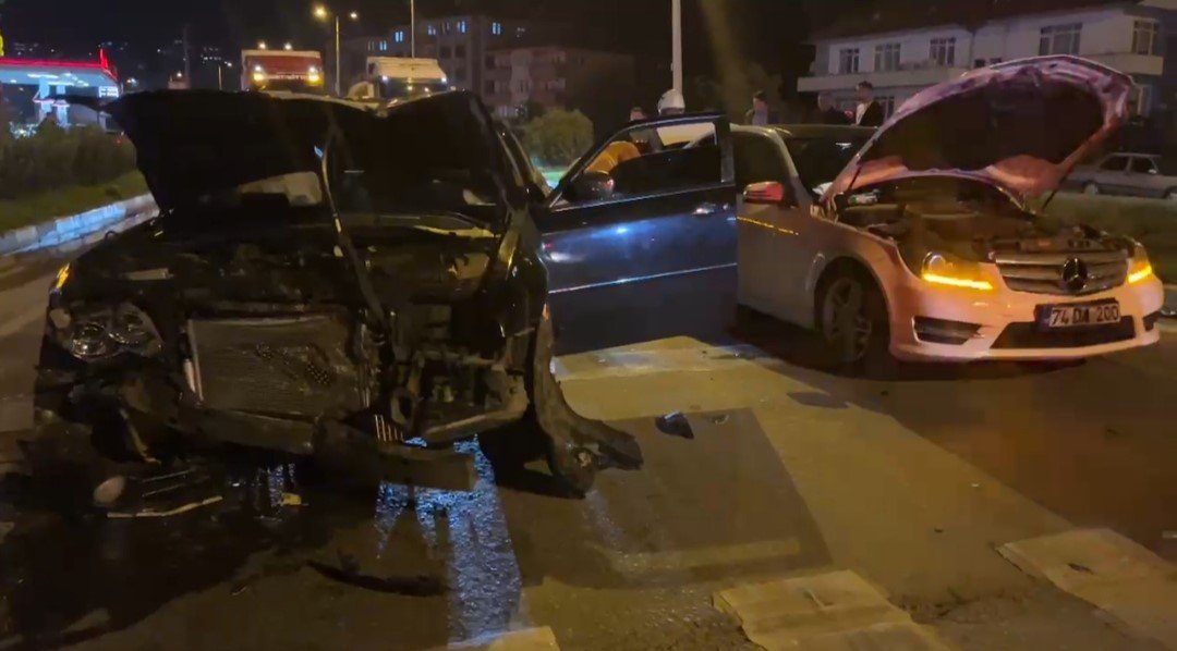 kirmizi-isikta-bekleyen-araca-carpti-otomobilinden-inerek-kosarak-kacti